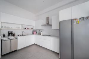 Beachside-2 Balconies, Elevator Access-Fresh Design