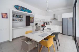 Beachside-2 Balconies, Elevator Access-Fresh Design