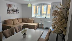 Modern Central Property w Luggage Drop