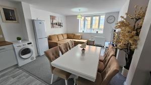 Modern Central Property w Luggage Drop
