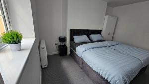 Modern Central Property w Luggage Drop