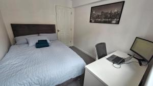 Modern Central Property w Luggage Drop