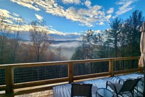 Avas Place - Stunning Mountain Views, Deck, Fire Pit and Hammock