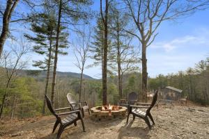 Avas Place - Stunning Mountain Views, Deck, Fire Pit and Hammock
