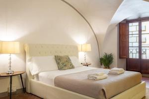 Charming Oltrarno Historic 3 Bedrooms Apartment