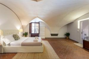 Charming Oltrarno Historic 3 Bedrooms Apartment