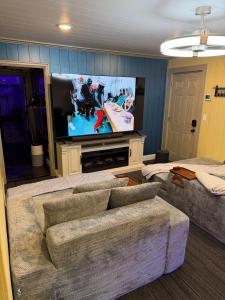 Hot Tub and Home Theatre in the Hood