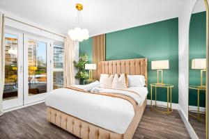Stylish Apartment - King Bed - City Center - Patio - On Street Parking 38A