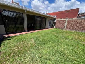 Casa Luminosa Con patio y garaje