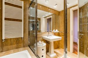 Elegant Apartment with Lift in 17th-Century Palace, Walk to St Marks Square