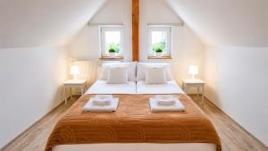 LUNA apartamenty - klimatyczne apartamenty na poddaszu - Góry Sowie - Jezioro