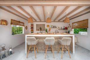 Newly Renovated 4-BED Coastal Villa with Pool