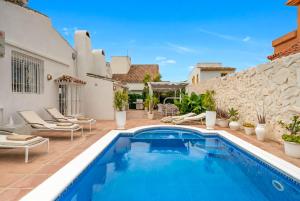 Newly Renovated 4-BED Coastal Villa with Pool