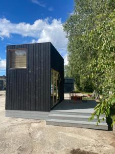 Piestātne Riverside Cabins with Sauna, Hot Tub & Private Pier