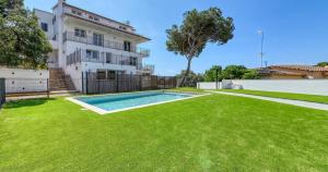 Atico completamente renovado de tres habitaciones con piscina