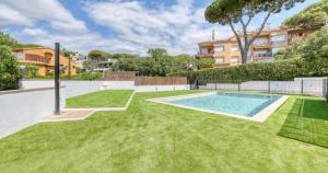 Atico completamente renovado de tres habitaciones con piscina