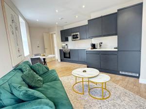 Stylish City Centre Flat - Walk to Trinity & Station