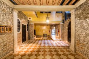 Elegant apartment with LIFT in historical 1600 Palace, a few min walk from San Marco Square
