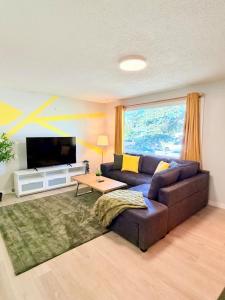 Modern Cozy 2 BR Retreat Near DT & CTrain