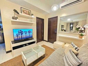 Soft Glam 2BR Greenbelt Hamilton