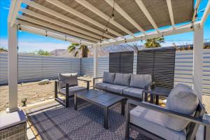 4BR2BA Retreat with Sweeping Mountain Views and Seamless Indoor-Outdoor Living