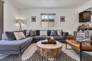 4BR2BA Retreat with Sweeping Mountain Views and Seamless Indoor-Outdoor Living