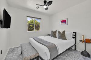 4BR2BA Retreat with Sweeping Mountain Views and Seamless Indoor-Outdoor Living