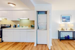 Second-floor condo with full kitchen, washerdryer, central AC, & boat slip use