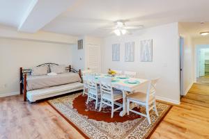 Second-floor condo with full kitchen, washerdryer, central AC, & boat slip use
