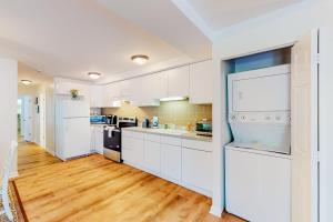 Second-floor condo with full kitchen, washerdryer, central AC, & boat slip use