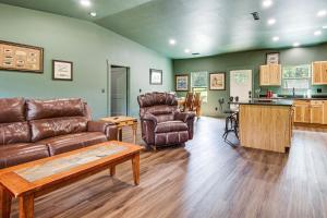 White River Retreat! Family Cabin