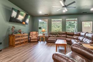 White River Retreat! Family Cabin