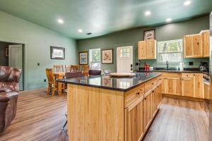 White River Retreat! Family Cabin