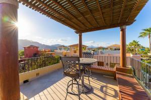 Casa Juanchi Mountain views and just steps from restaurants, pool, and the beach of Loreto Bay