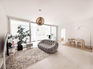 Modern 2 bed 2 bath - home gym, office, parking