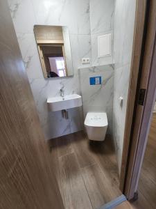 Vintage charm at modern living, private parking, 7 min Old Riga