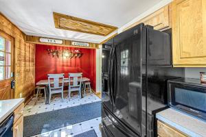 Lakefront home with boat mooring, deck, hot tub, game room & fast WiFi - dogs OK