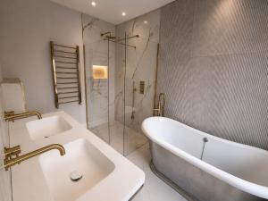 Luxury Family Home 5 Beds 4 Baths AC near Wimbledon