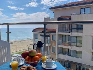 Beachfront Family Apartment for 8 Guests Obzor
