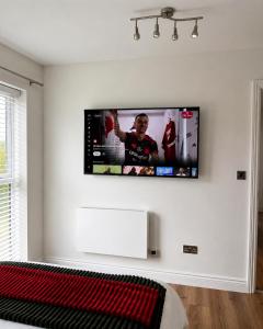 Luxury 2 Bed With Smart Tv In The Bedroom & Free Parking