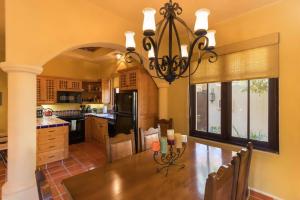 Perfect Home steps from Community pool, beach and Wine Bar in Founders