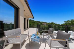 Luxury Apartments VIN with Pool & Sea View