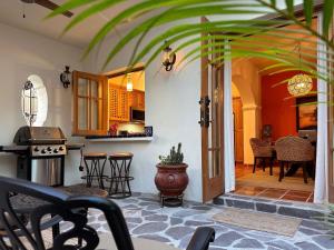 Newly renovated Home- 5 steps from LAP pool