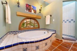 Beautiful home in Founder - A close walk to the beach and Wine cellar