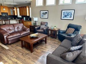 Sooke Harbour Penthouse - Luxurious 4 Bdrm Rental