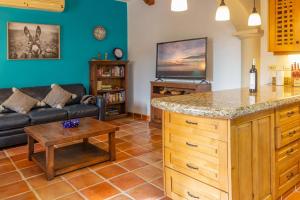Beautiful home in Founder - A close walk to the beach and Wine cellar