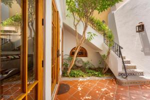 Oceanview Escape with Rooftop Terrace & Mountain Views Welcome to your perfect coastal retreat!