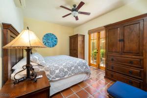 Oceanview Escape with Rooftop Terrace & Mountain Views Welcome to your perfect coastal retreat!