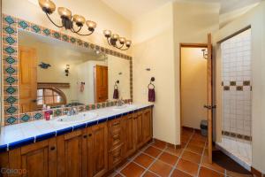 Oceanview Escape with Rooftop Terrace & Mountain Views Welcome to your perfect coastal retreat!