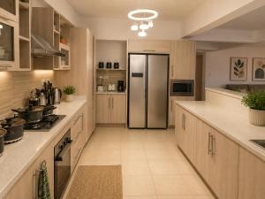 Stylish apartments Opp GTC and walking distance to Sarit and Movenpick Hotel